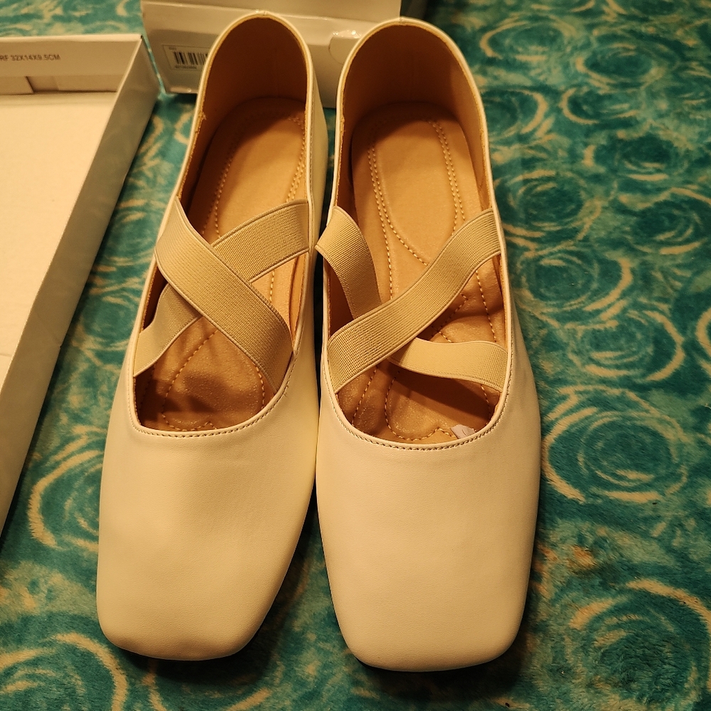 WOMANS BONE COLOR SQUARE TOE SHOES